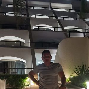 Meet your Posher, Tomas